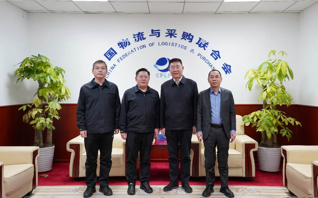 图片包含 室内, 站, 人, 对着 AI 生成的内容可能不正确。