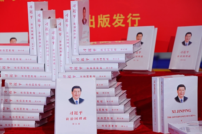 《习近平谈治国理政》第五卷是全面系统反映习近平新时代中国特色社会主义思想最新成果的权威著作。图为上海书城上新的《习近平谈治国理政》第五卷中英文版书籍。