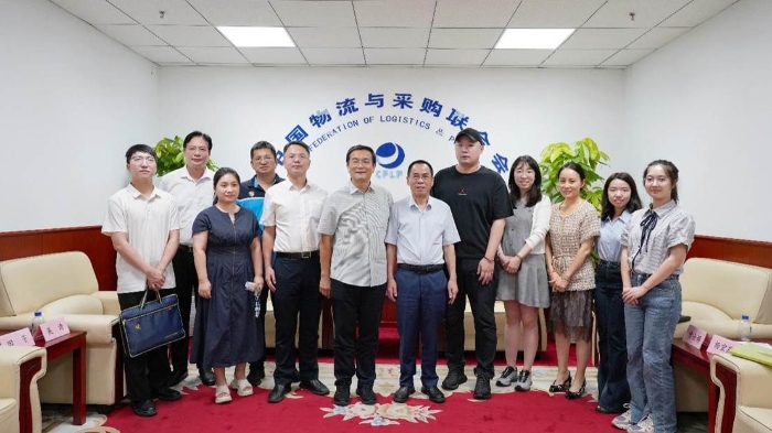 一群人站在室内合影 AI 生成的内容可能不正确。